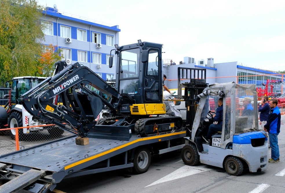 Мини-экскаватор MaxPower ME35.9