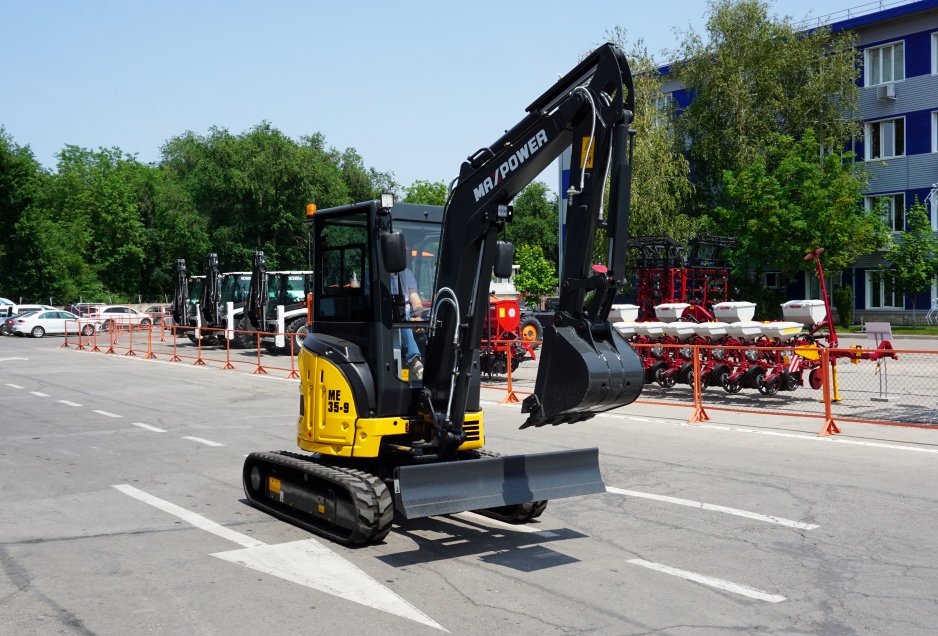 Мини-экскаватор MaxPower ME35.9